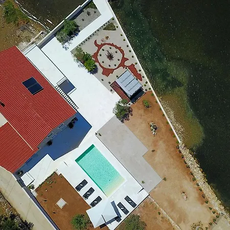 Sleeps 10 With Pool Air Con And Wifi