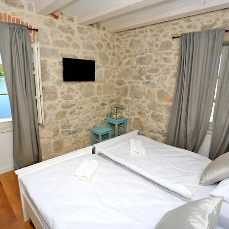 Sleeps 10 With Pool Air Con And Wifi
