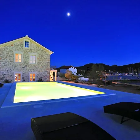 Willa Sleeps 10 With Pool Air Con And Wifi Sutomiscica