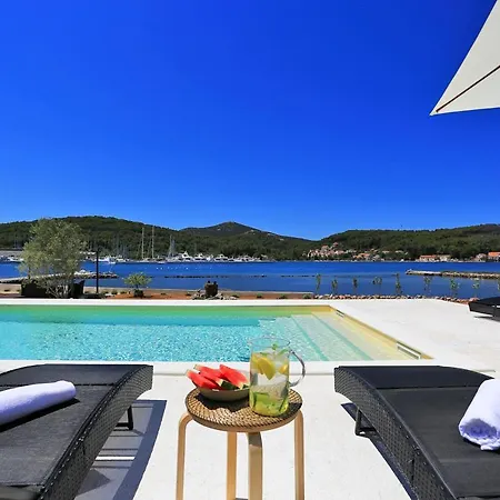 Villa Sleeps 10 With Pool Air Con And Wifi Sutomiscica