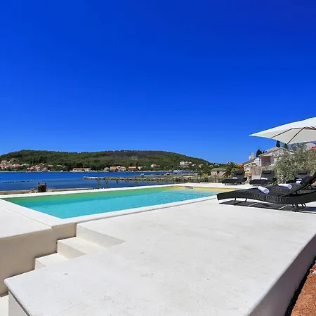 Villa Sleeps 10 With Pool Air Con And Wifi Sutomiscica