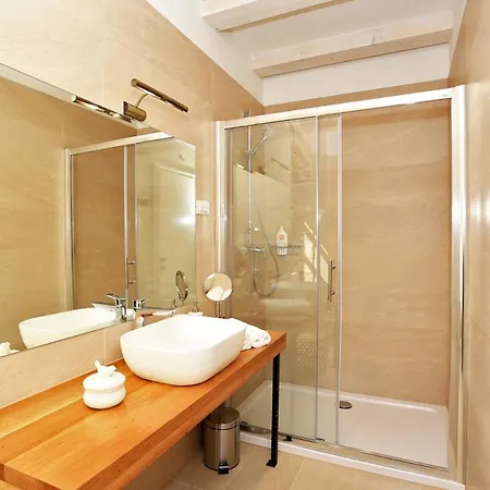Villa Sleeps 10 With Pool Air Con And Wifi *