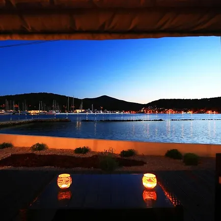 Villa Sleeps 10 With Pool Air Con And Wifi Sutomiscica