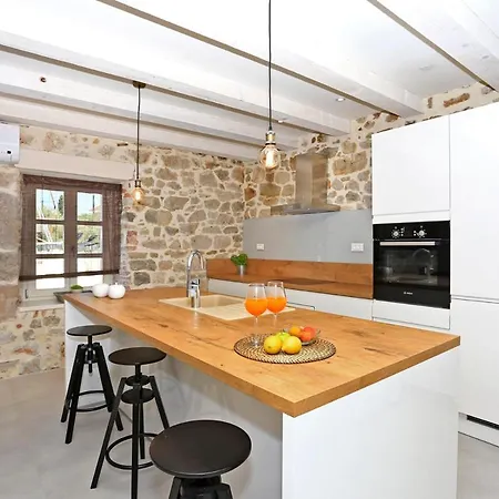 Sleeps 10 With Pool Air Con And Wifi Sutomiscica